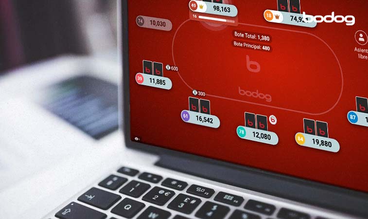  computador com a tela ligada em um torneio de poker da Bodog