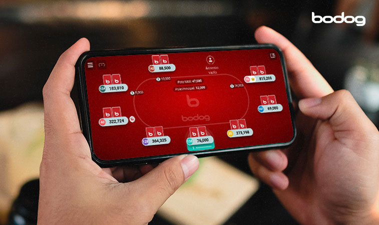 pessoa jogando poker em uma mesa da Bodog pelo celular