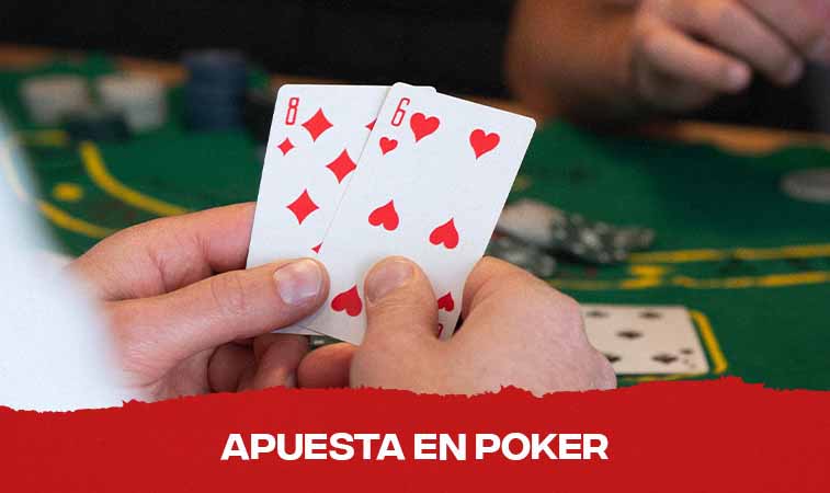 manos sosteniendo cartas poker