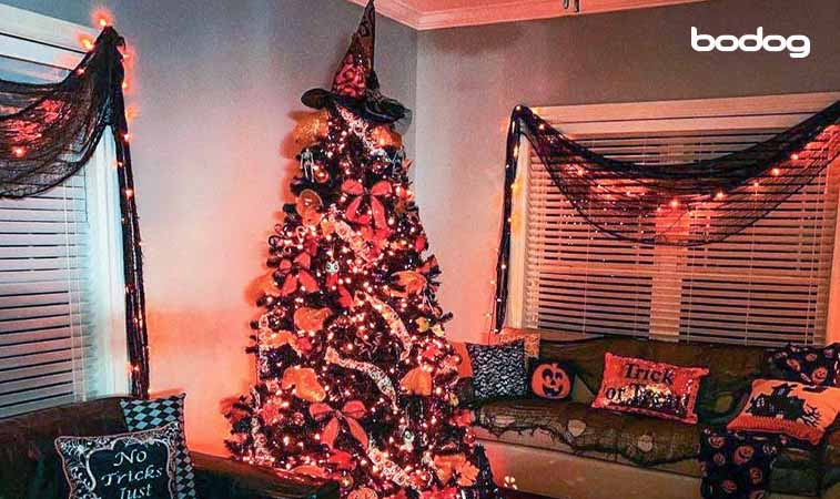 Árbol navideño decorado con temática de Halloween