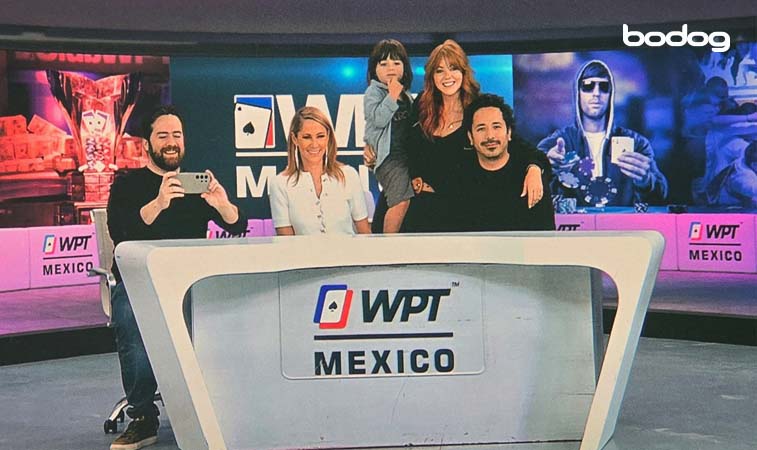 Ángel Guillén con su familia en el programa de WPT México