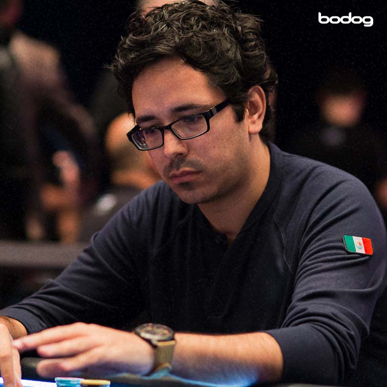 Ángel Guillén jugando al poker con fichas en manos