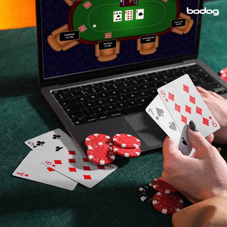 Persona jugando poker online con cartas en la mano