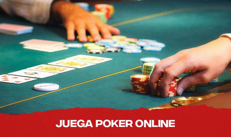 Mano con fichas de poker en mesa de casino
