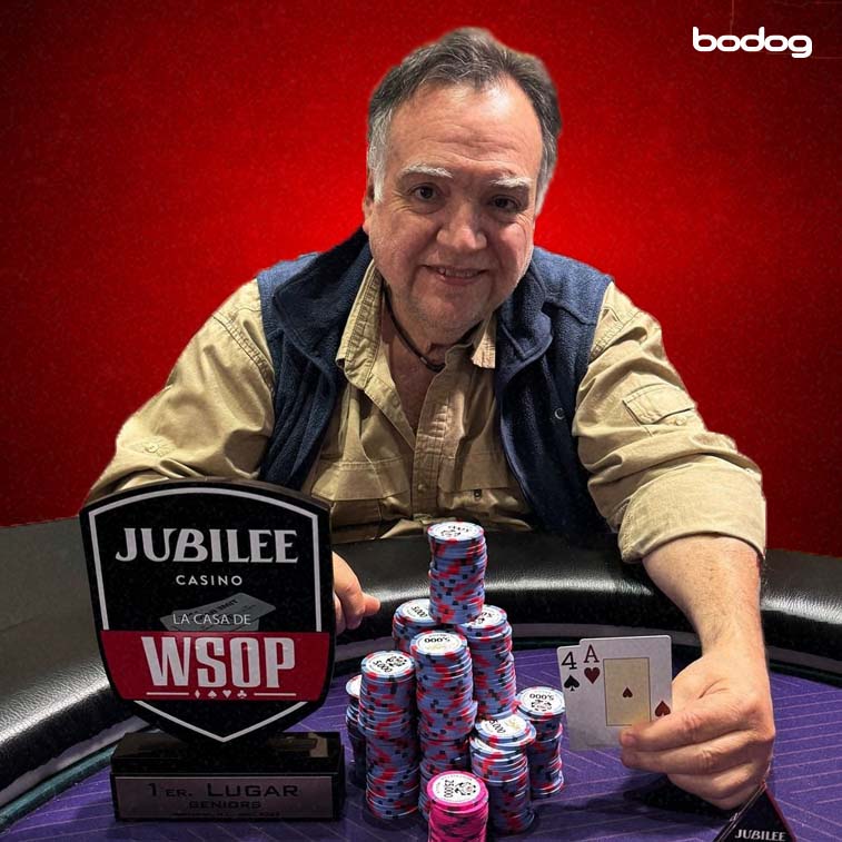 Carlos lozano con premio, fichas y cartas de poker