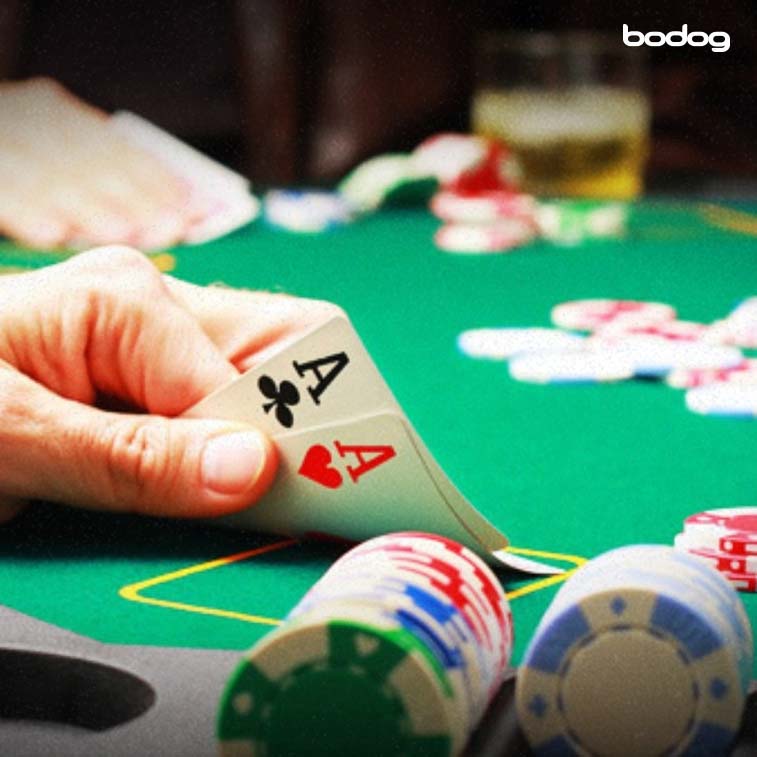 Mano con ases de poker