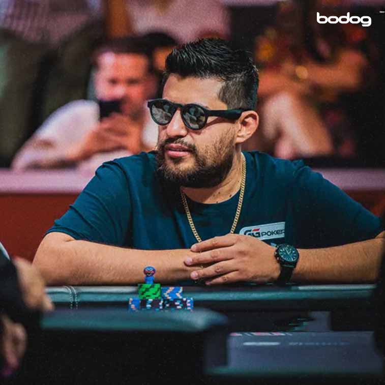 Gerardo Hernandez jugando poker