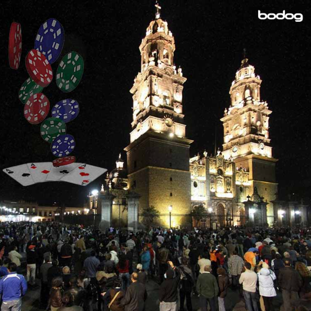 Iglesia de Morelia al fondo con la población alrededor y fichas de poker en background