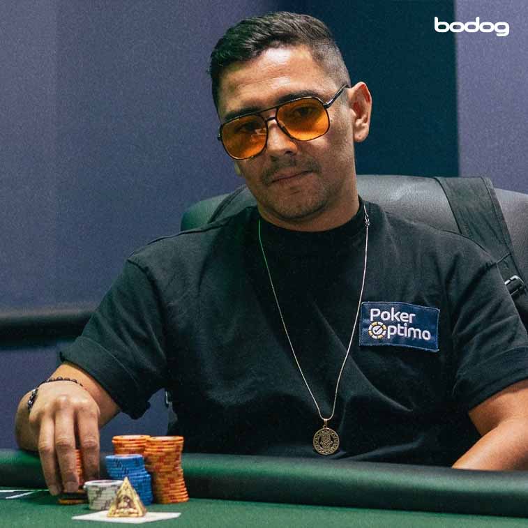 Jacobo Montoya jugando poker