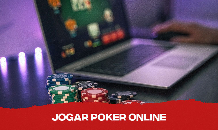 jogar poker online Uma pessoa jogando poker online no notebook ao fundo, fichas de poker no primeiro plano