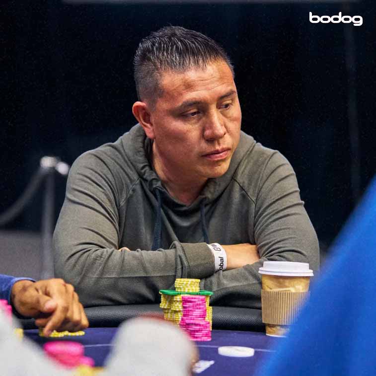 José Zurita en mesa de poker con fichas y café