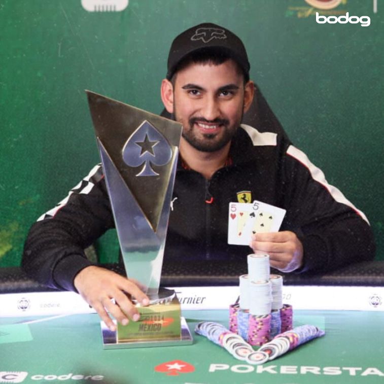 Josué Aguirre con trofeo de la LAPT