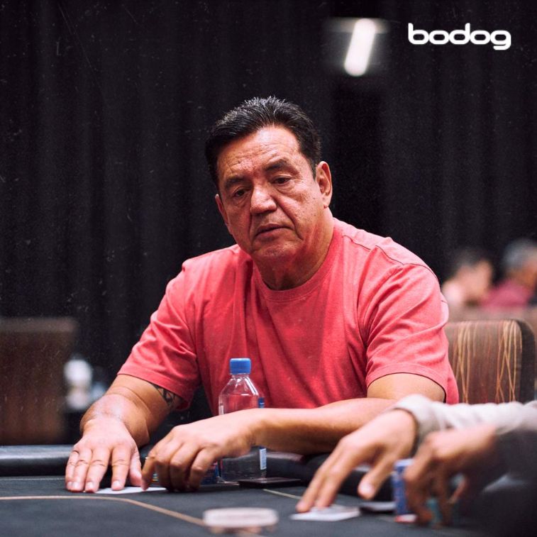 Luis Velador en mesa de poker