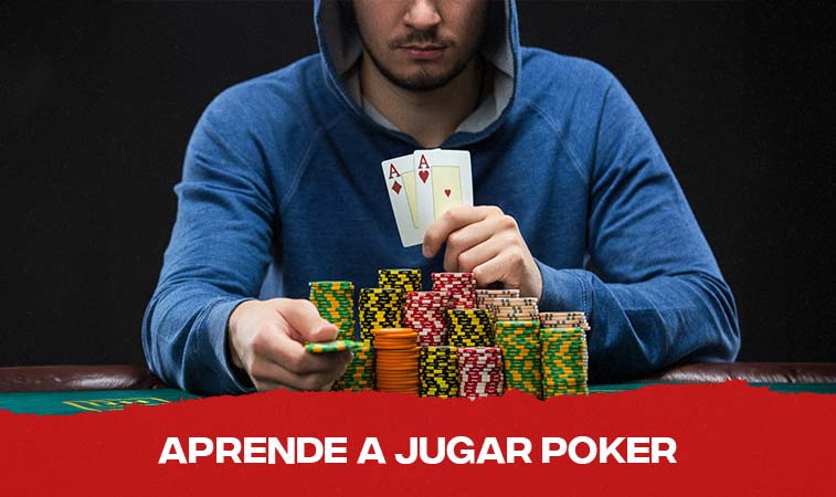 Jugador de poker con cartas y fichas de poker