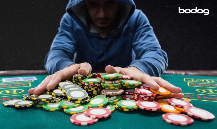 Jugador juntando sus fichas para un all-in