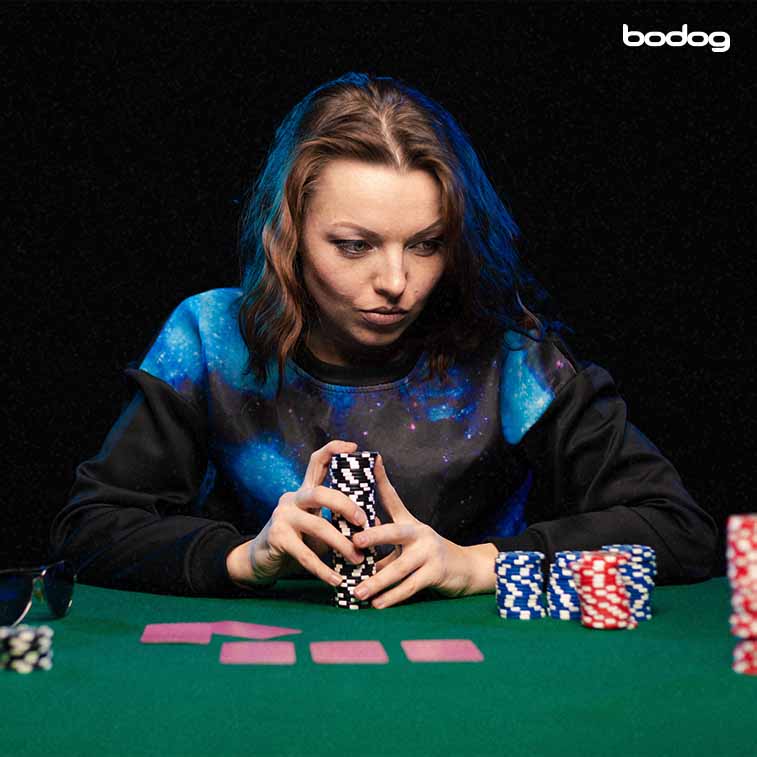 Jugadora de poker con fichas de poker