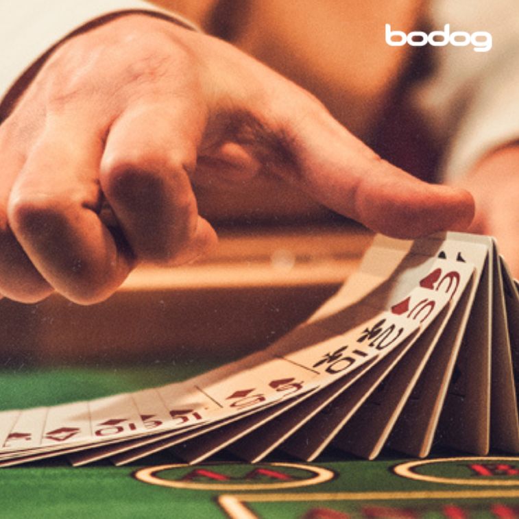 Dealer distribuyendo las cartas del barajo