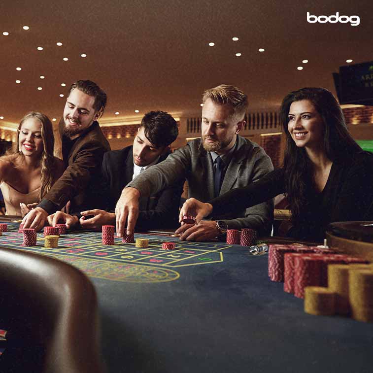 Jugadores apostando en mesa de ruleta