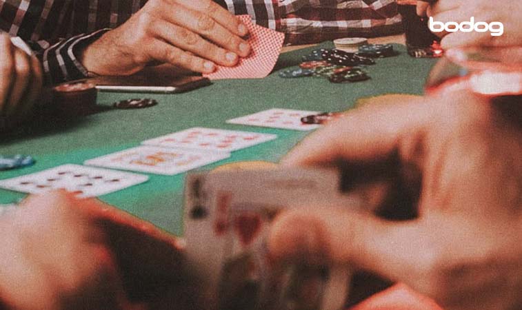 Jugadores de poker en mesa