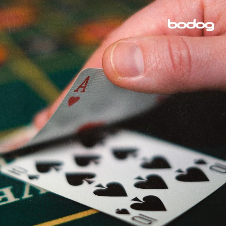 Persona mirando suas cartas en una ronda de poker