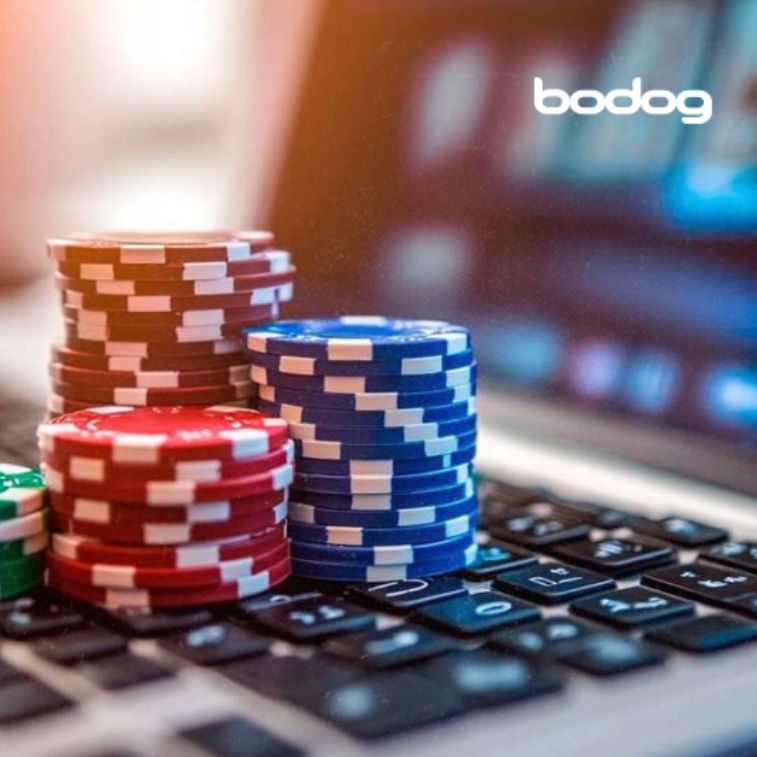 Fichas de poker arriba del teclado del la laptop