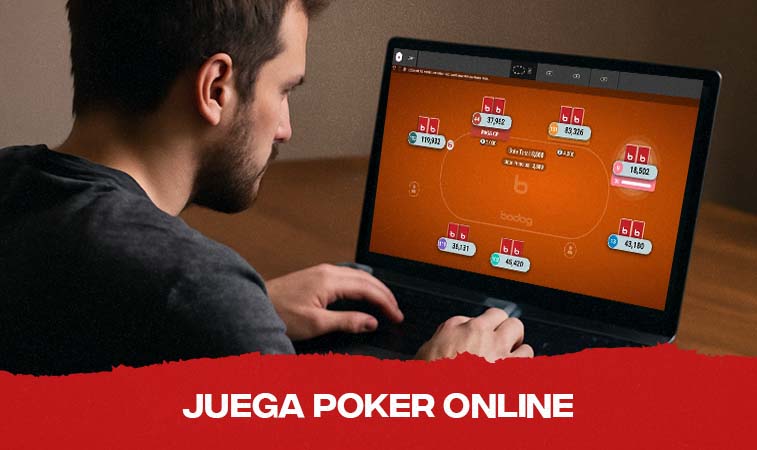 Hombre jugando poker online
