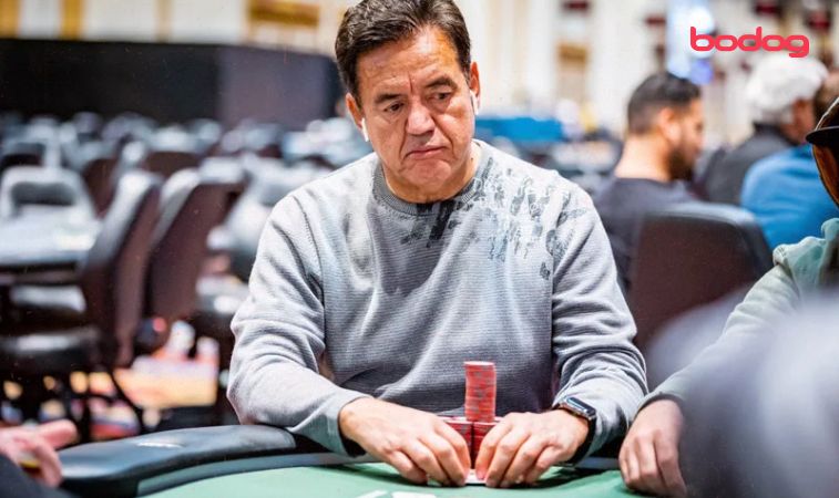 Luis Velador con stack de fichas