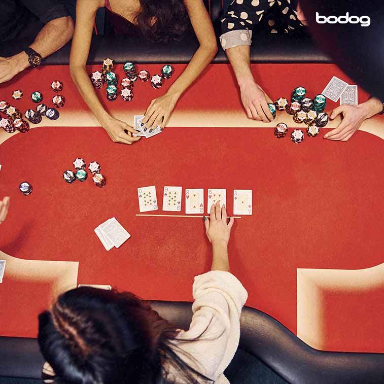 pessoas vistas de cima, jogando poker no momento do river