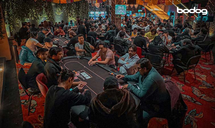 jugadores en torneos presenciales y simultáneos en Palace Poker Room