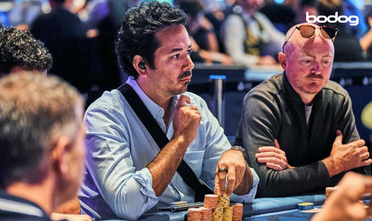 Ángel Guillén jugando poker con fichas en mano en un torneo en vivo