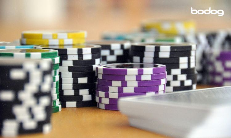 Fichas y cartas de poker sobre una mesa