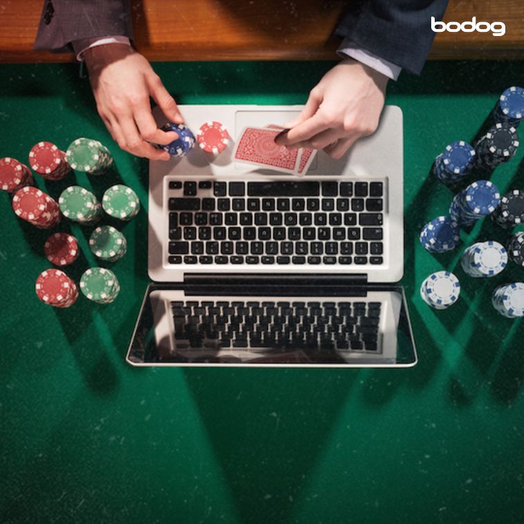 Jugador de poker compitiendo online
