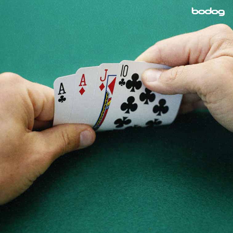 Persona con sus cartas en un juego de poker