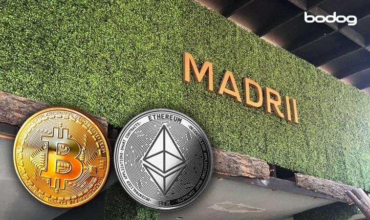Entrada del restaurante Madrii en Tijuana y la logo de las cryptos Bitcoin y Ethereum