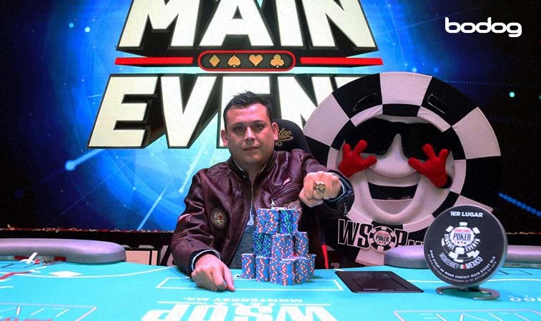 Roberto Borrego con la medalla de ganador de la WSOP México