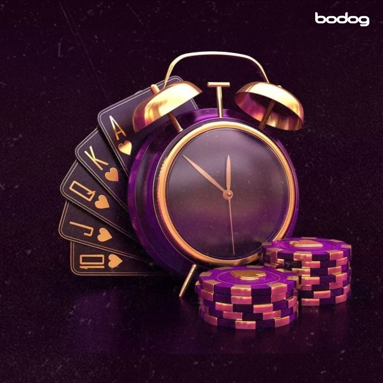 Mano de poker junto a reloj y fichas