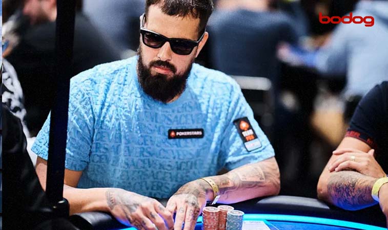 Alejandro lococo en mesa de poker