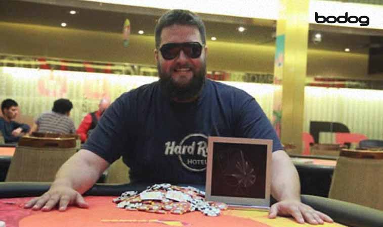 Aníbal Andrés en mesa de poker