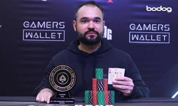 Ariel Celestino com o troféu de campeão do BSOP 2022