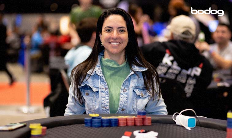 jogadora de poker Camila Cardoso em uma mesa de competição