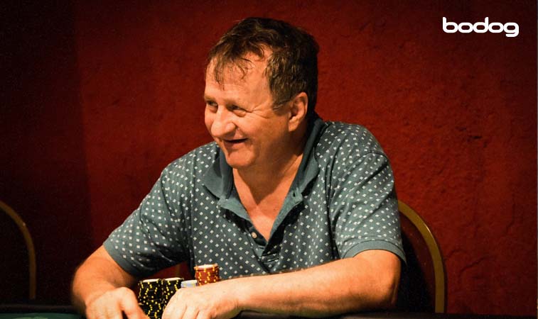 Carlos Mironiuk en mesa de poker