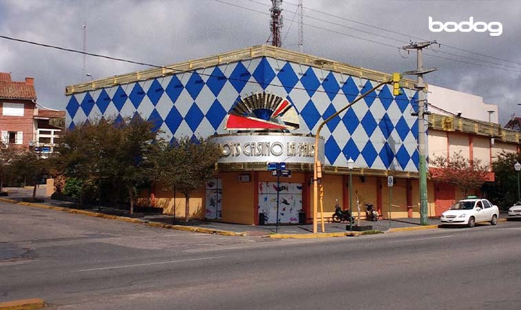 Entrada del casino La Falda