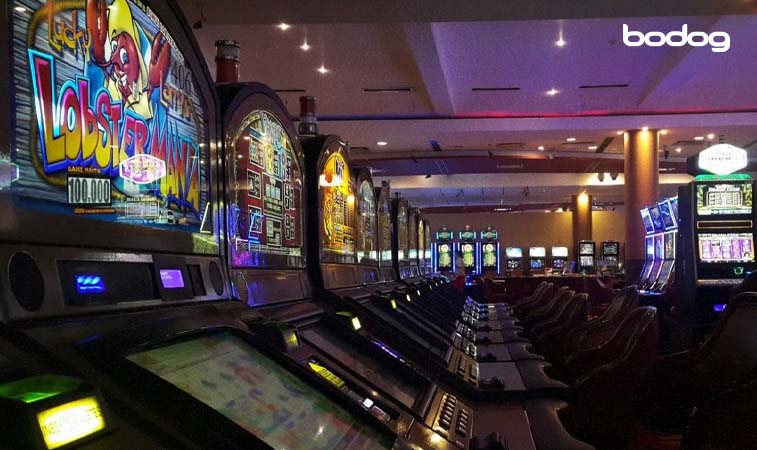 Máquinas tragamonedas en el casino del hotel piscis