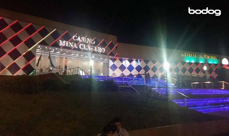 Fachada del casino de Mina Clavero de noche