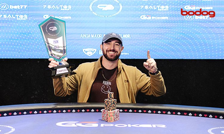 Gustavo Metzler Pontes posando com o seu troféu do Campeonato Paranaense de Poker