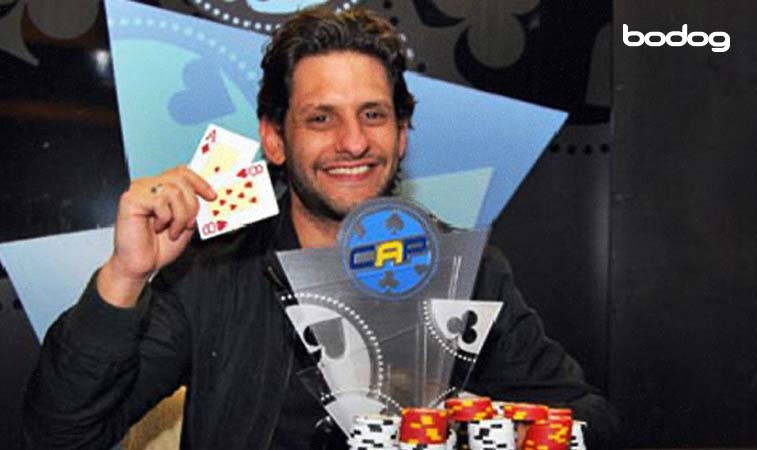 Elías Escandar con cartas en la mano