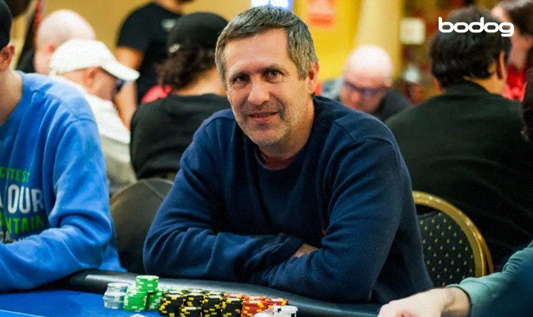 Gabriel Zakalik sentado en mesa de poker