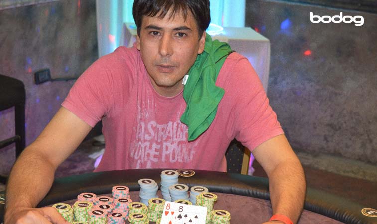 José Doval en mesa de poker