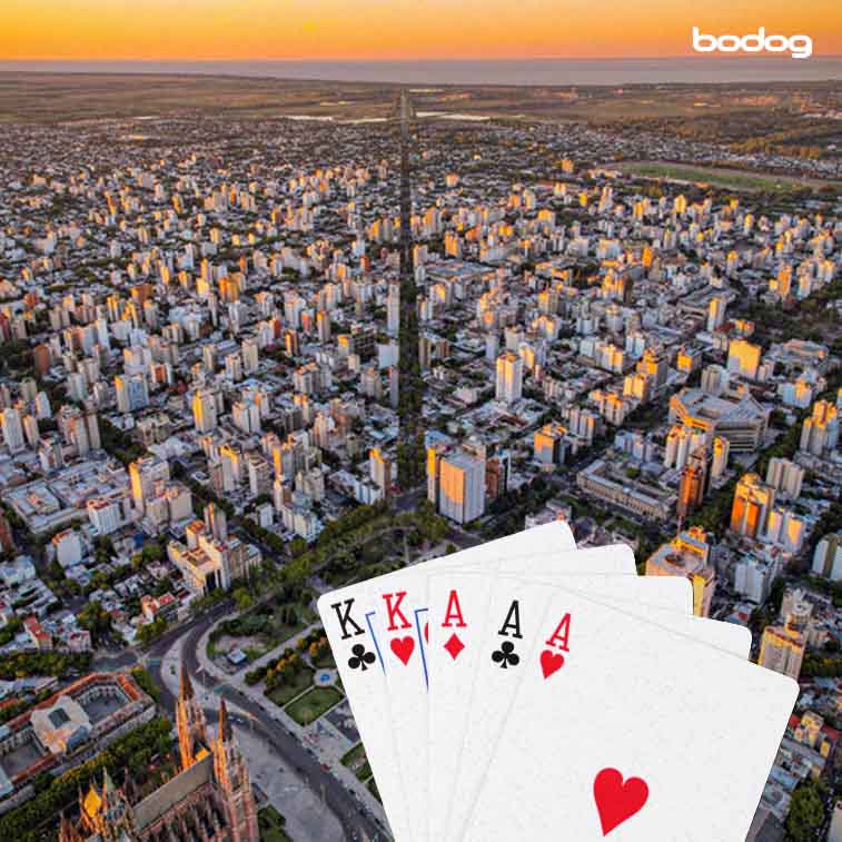 Ciudad de la plata con cartas y fichas de poker