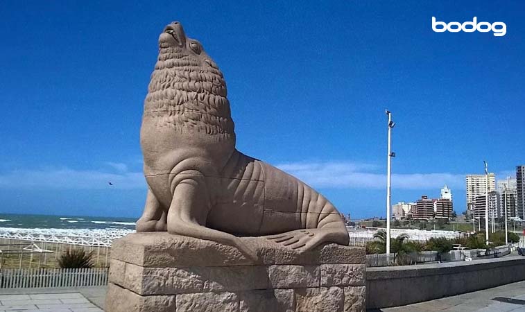 Estatua de lobo marino en mar del plata